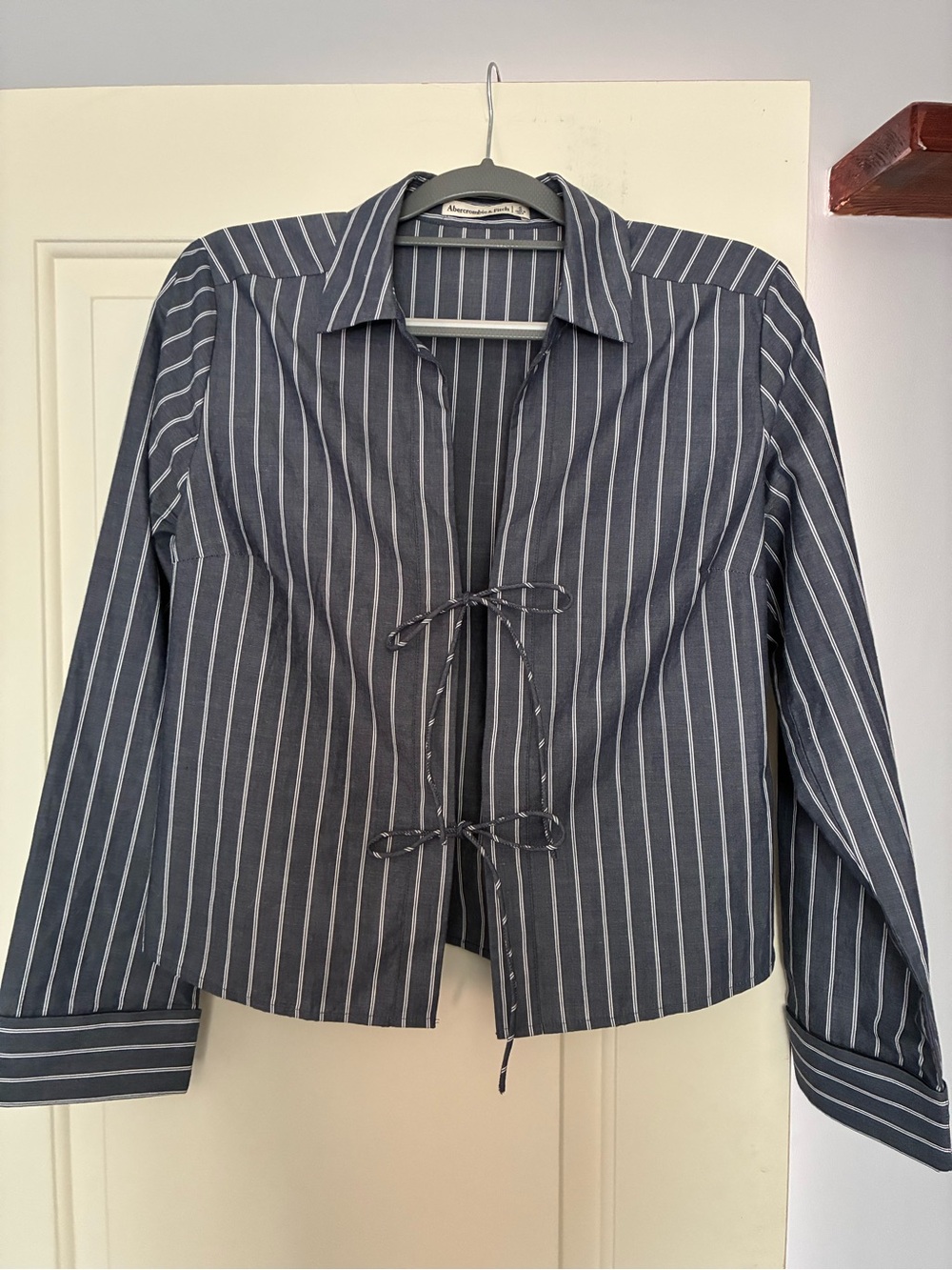 Abercrombie and Fitch Long Sleeve Poplin Tie-Front Shirt in Blue Stripe Size S - Picture 3 of 4